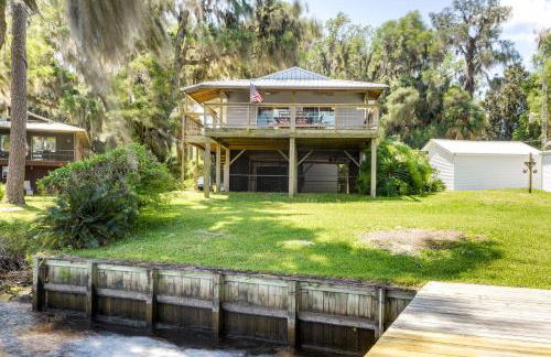 Renovated Crescent Lake Escape with Waterfront Deck! - Foto 14