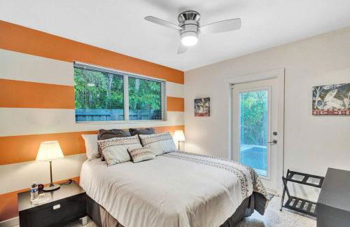 Heated pool, parking, 5 min walk to food and fun! - Foto 30