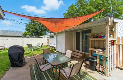 Huddle & Hangout - 3BR House Close to ND - Foto 25