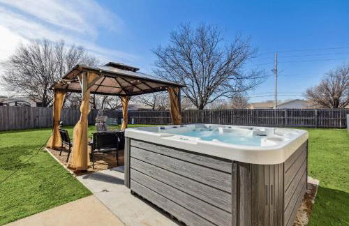 HotTub, Theater, Kings, & Firepit - NearWesley - Foto 2