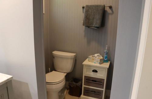 Large home with hot tub in serene wooded setting - Foto 44