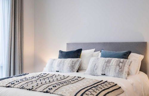 Stylish new Home With Parking - King Beds Garden - Foto 42