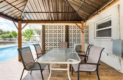 Furnished Sunroom with TV! Canal-Front Bradenton Gem - Foto 4