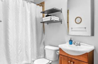 Celebrate the Season in a Trendy STL Loft 4D - Foto 11