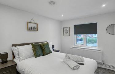 Sleeps 8, 4 bed 2 bathroom house with parking Balderton - Foto 5