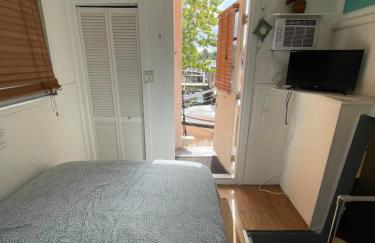 Updated houseboat on the river! - Foto 13