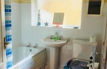 Romantic Cosy Cottage with Beach & Attractions just mins away! Perfect for Couples & Family Stays - Free Parking, Large Garden & Free WiFi - Foto 15