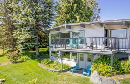 Sunny Side Island Retreat by Avantstay Backyard - Photo 2