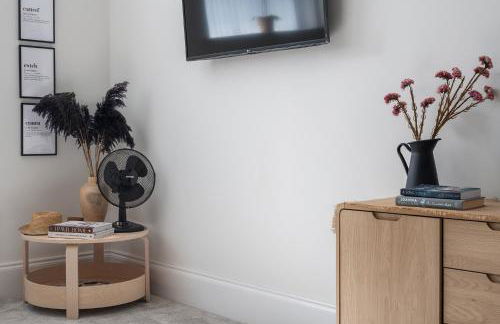 Stunning 1 Bedroom Apartment in a Converted Chapel - Free Parking, Smart TV, Fast WiFi and Self-Check-In by Yoko Property - Foto 11