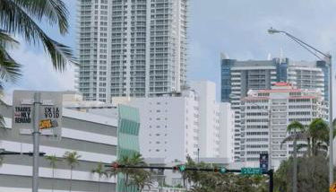 New Mid Miami Beach apt free parking and beach access - Foto 3