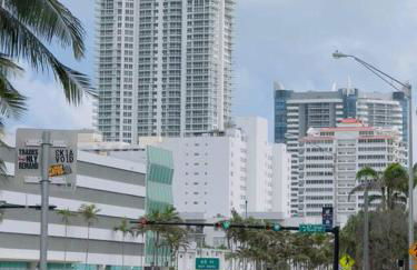 New Mid Miami Beach apt free parking and beach access - Foto 3