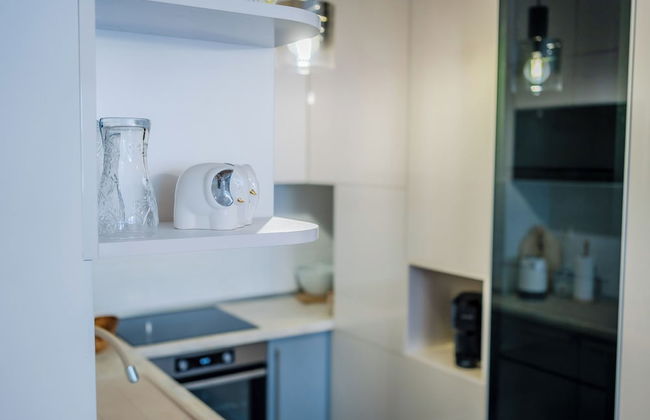 Modern Oasis With Terrace - Photo 8