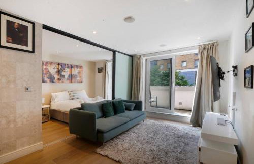 One bedroom apartment with balcony and concierge , station and shops 2min walk - Foto 1