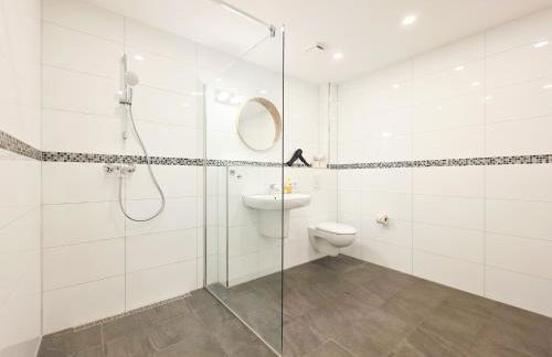 Tolstov House - 6 Zimmer Haus - große Küche - Garten - Parkplatz - 25min Messe DUS - Foto 27