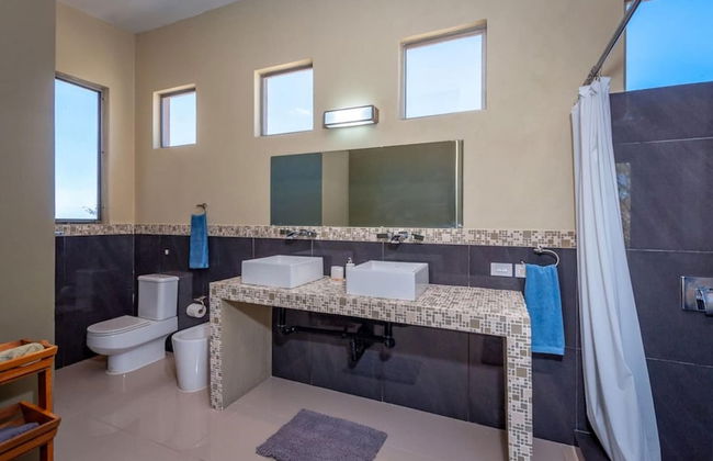 Modern Hillside Home with Sleek Interiors and Panoramic Poolside Views - Foto 18