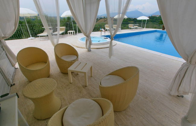 Villa with Salt Water & Heated Pool & Hot Tub near sea - Foto 24
