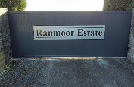 Hunters Cottage - Luxury, high end, hot hub, AC, slipper bath, couples retreat - Photo 4