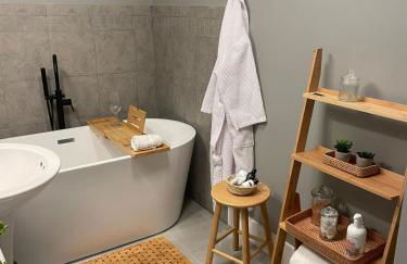 Sister Lakes Lakeside House - Sleeps 16 - Foto 32