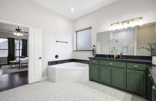 5-Bed 2-Bath with Pool & Backyard Retreat - Foto 18