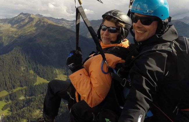 Volo in parapendio sulle Alpi svizzere - Foto 1