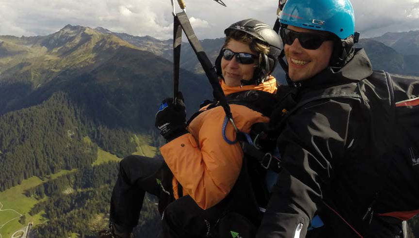Volo in parapendio sulle Alpi svizzere