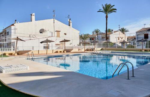 Sunny Coastal Retreat with Pool & Terrace - Foto 6