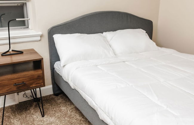 Convenient Apt W/shopping, Dining & Freeways - Photo 1