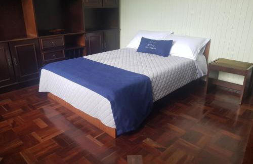 CASA COMPLETA, CENTRO, 4 Qtos, Wi-Fi, 130m quadrados, 4 Camas Casal, Churrasqueira e Apetrechos, Vasto Quintal e Varanda nos Fundos, 2 Banheiros, 9 Pessoas, Área Frontal, Garagem Coberta, Estacionamento Interno 2 Carros, Fogão a Lenha - Foto 10