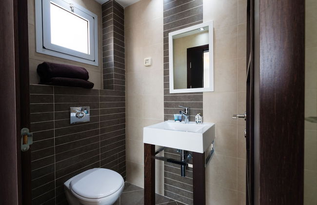 Apartment with Sauna, Hot Tub & Parking - Photo 26