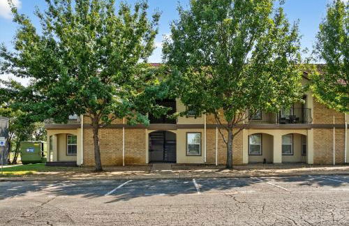 Walk to AT&T Stadium - Modern 2BR With Backyard - Foto 45