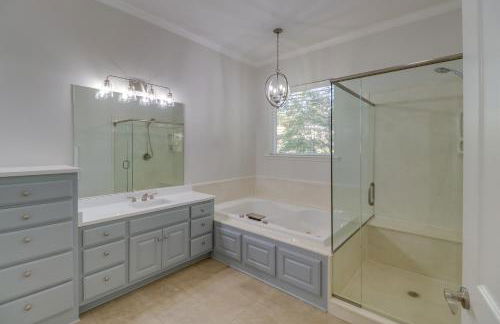 Luxury Lakefront Retreat with Deck and Patio! - Foto 14