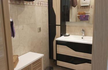 "La Colombe sous les Oliviers" Gîte jusqu'à 4 personnes - 75m2 - Sur Boooking - Rez de jardin Piscine Vue mer et lac - Foto 11