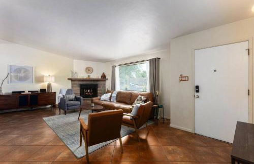 Stylish Mid-Century Oasis with Pool - Foto 17