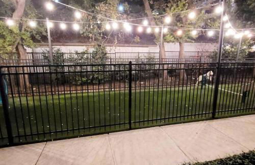 Beautiful RiverWalk Apt with Full Amenities, King Bed & Free Parking - Foto 30