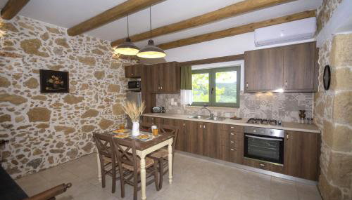 Pamelas House with Jacuzzi - Photo 4