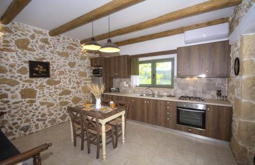 Pamelas House with Jacuzzi - Photo 4