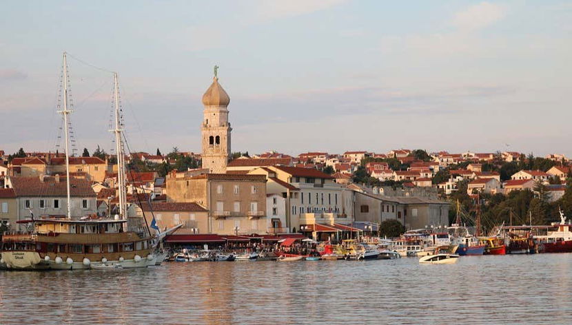 Barcos no porto da ilha