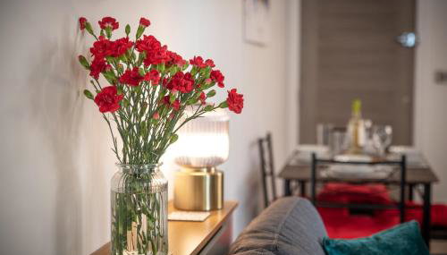 Welcome - BUSINESS or PLEASURE! Southampton 'City Vibes' # Stylish Apartment with Outdoor Courtyard! 1-4 Guests BOOK YOUR CITY BREAK or PRE-CRUISE STAY! CLOSE TO MAYFLOWER THEATRE, UNIVERSITIES, CRUISE TERMINALS, HOSPITALS & SHOPS! - Photo 3