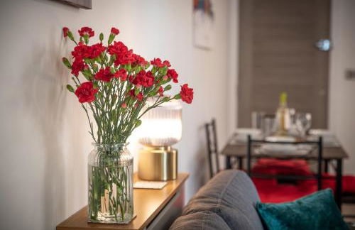 Welcome - BUSINESS or PLEASURE! Southampton 'City Vibes' # Stylish Apartment with Outdoor Courtyard! 1-4 Guests BOOK YOUR CITY BREAK or PRE-CRUISE STAY! CLOSE TO MAYFLOWER THEATRE, UNIVERSITIES, CRUISE TERMINALS, HOSPITALS & SHOPS! - Photo 3