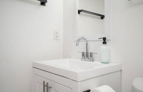 Chic 2-Bed Haven with Vibrant Décor in SE Atlanta - Foto 24