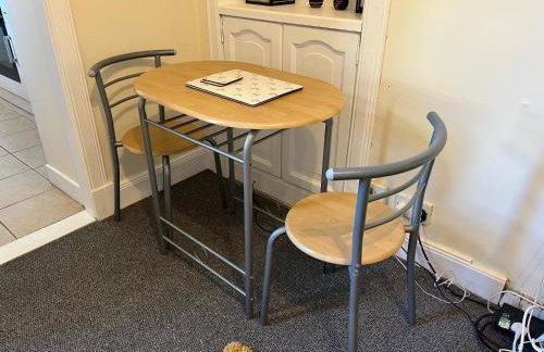 Spacious 2-Level Home by the Beach & Transport - Foto 30