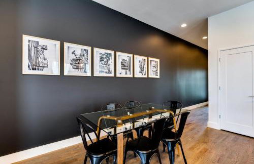 Nash House & Bars of Broadway with Patio Bar and Views! 8min Downtown! Sleeps 12! - Foto 13