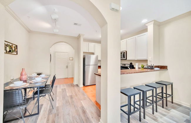 Upstay - Modern Condo w Pool Hot Tub and Sauna - Photo 11