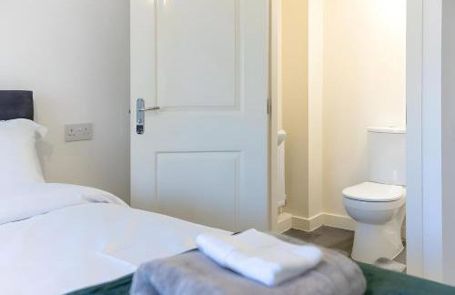 FREE parking, LARGE House for Contractors & Families, Sleeps 7, 25 mins to MANCHESTER & LIVERPOOL - Foto 6