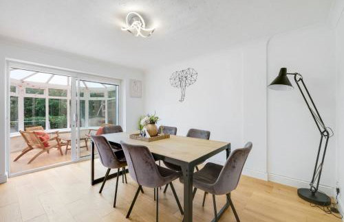 Luxury 5 BDR 2 BA House with Parking in Sandhurst By 360Stays - Photo 17