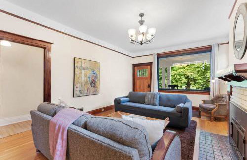 3BR Home Large Kitchen Mins To DwnTwn - Photo 12