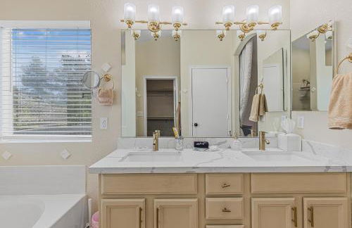 Sparkling Saltwater Pool - Spa - Firepit - WiFi - 4BR 3BA - Near Top Golf Courses - Foto 56