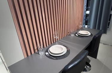 Studio 124 luxuoso, novo, bem equipado com ar condicionado e cozinha completa - Centro Mogi - Foto 12