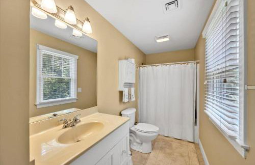 Stay 1 Block from Ocean at 7-Bed Retreat with Yard, Deck and Game Room, Host Up to 22 Across 16 Beds, Gas Fireplace, Gas Grill, Ample Parking, Walk to Menauhant Beach, Perfect for Family Getaway, 24 Hr Hospitality - Foto 66