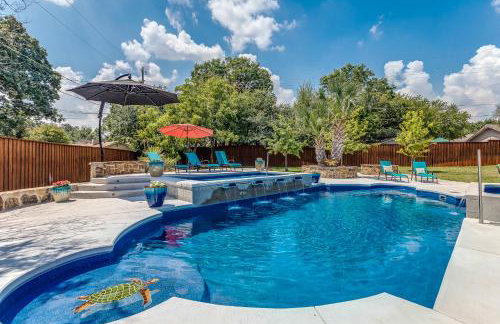 DFW Large Vacation Retreat with Private Pool and Hot Tub - Foto 3